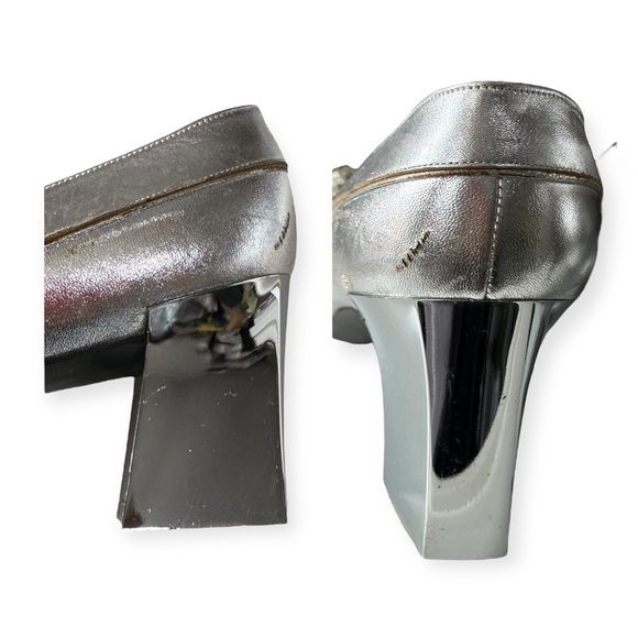 Vintage 60s Christian Dior Souliers Silver Mod Pumps with Metal Discs. Size 7 1 - Picture 13 of 16